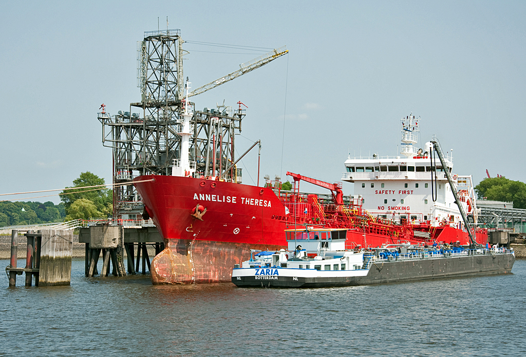Im Khlfleethafen haben die Tanker  Anneliese Theresa  und  Zaria  an der lverladestation festgemacht - 13.07.2013