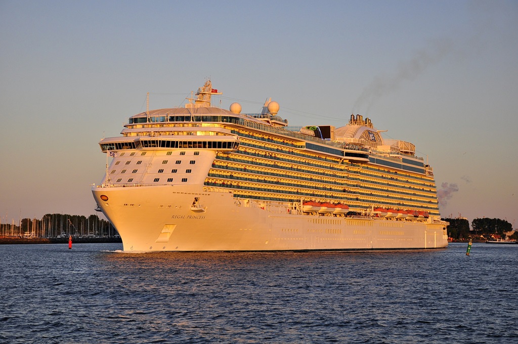 Im letzten  Büchsenlicht   des 06.06.2016 verlässt die  Regal Princess   Warnemünde und nimmt Kurs auf ihr nächstes Reiseziel Tallin.  