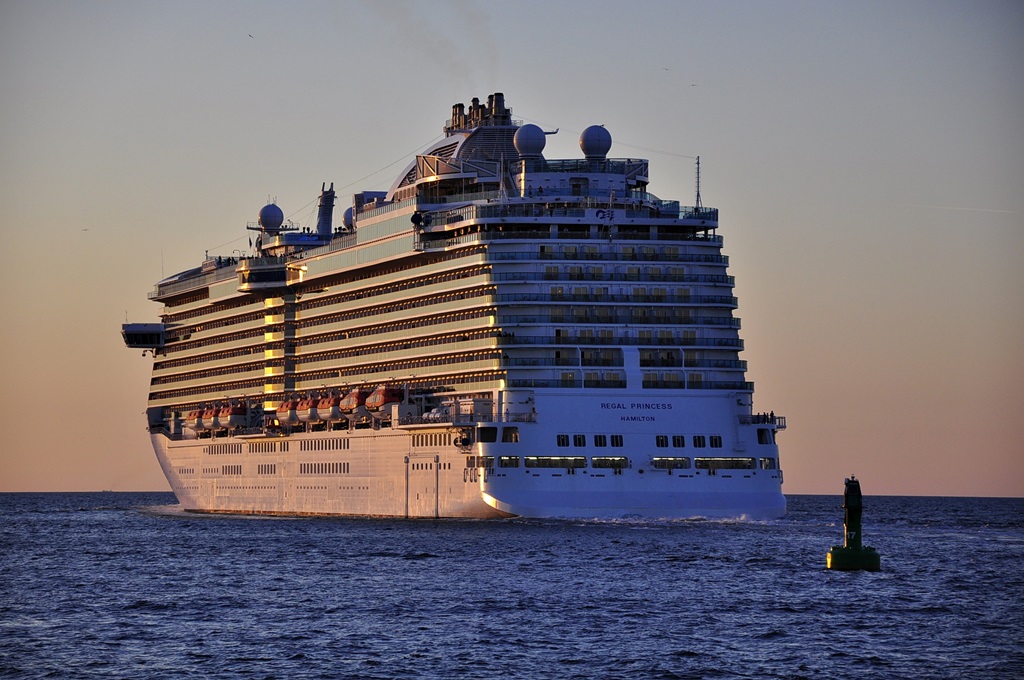 Im letzten  Büchsenlicht   des 06.06.2016 verlässt die  Regal Princess   Warnemünde und nimmt Kurs auf ihr nächstes Reiseziel Tallin. 