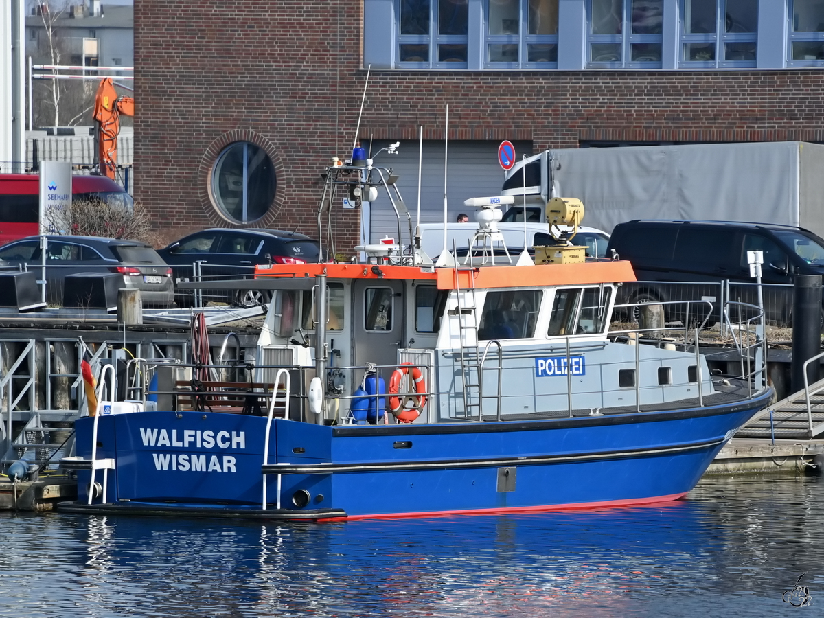 Im März 2022 war das Polizeiboot WALFISCH im Hafen von Wismar zu sehen.