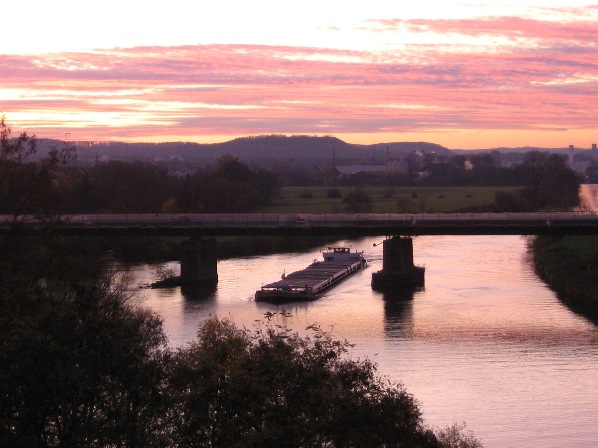 Im Morgengrauen des 11.11.2008 unterquerte das GMS Käthe Krieger (04403810 , 104,98 x 10m) den Wimpfener Steg in Bad Friedrichshall auf dem Neckar zu Tal.