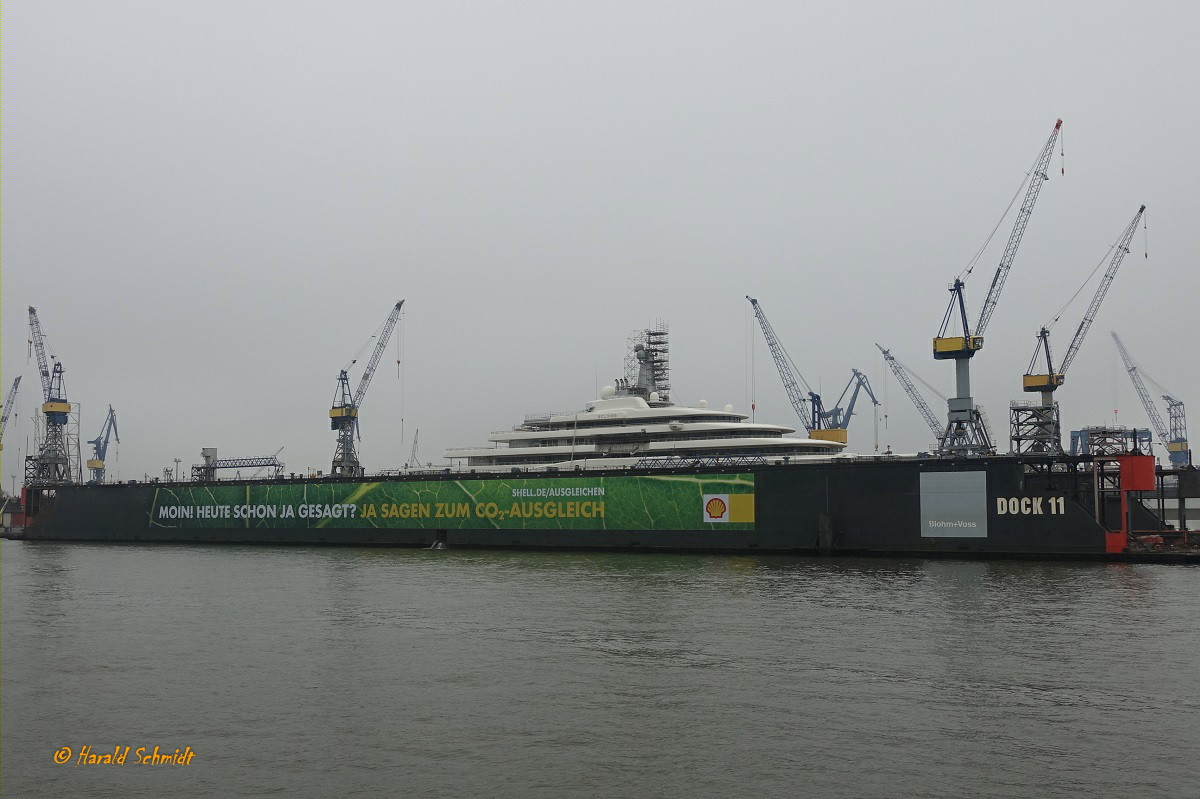 im nebligen Hamburg am 11.11.2020: Blohm + Voss Dock 10 mit neuer Werbung und der im Dock liegenden Super-Yacht ECLIPSE /