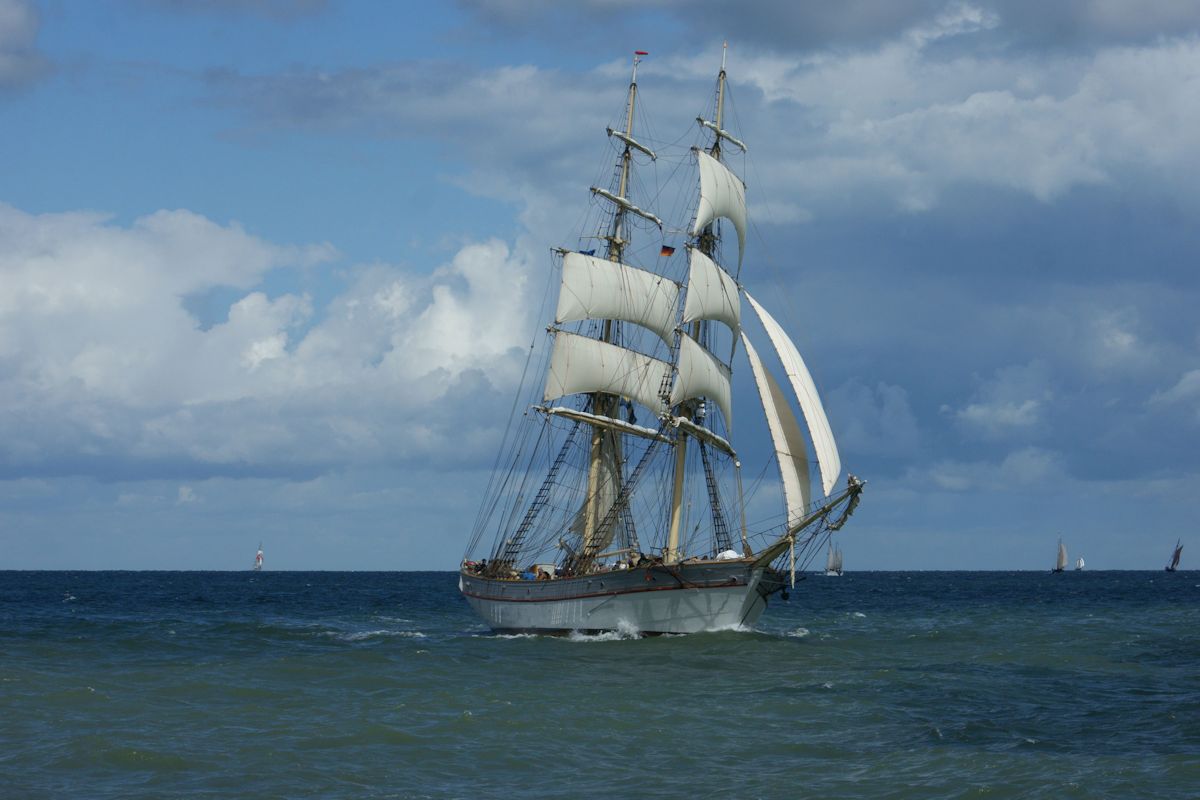 Im Rahmen der 26. Hanse Sail war die Brigg Tre Kronor af Stockholm am 11.8.2016 zu Rundfahrten unterwegs und wurde bei der Rückkehr vor Warnemünde abgelichtet.