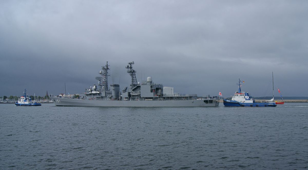 Im Rahmen einer Weltreise besuchte der japanische U-Jagd Zerstörer DD-151 Asagiri am 12. und 13.08.2016 die Hansestadt Rostock. Hier wird das Schiff von Fairplay VI und XII durch den Seekanal Warnemünde in Richtung des Seehafens geschleppt.