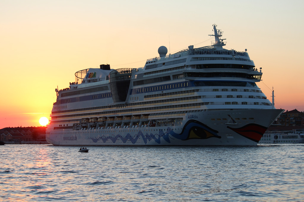 Im schönen Sonnenuntergangslicht verläßt die AIDAblu am Abend des 18.06.2017 den Hafen von Venedig.