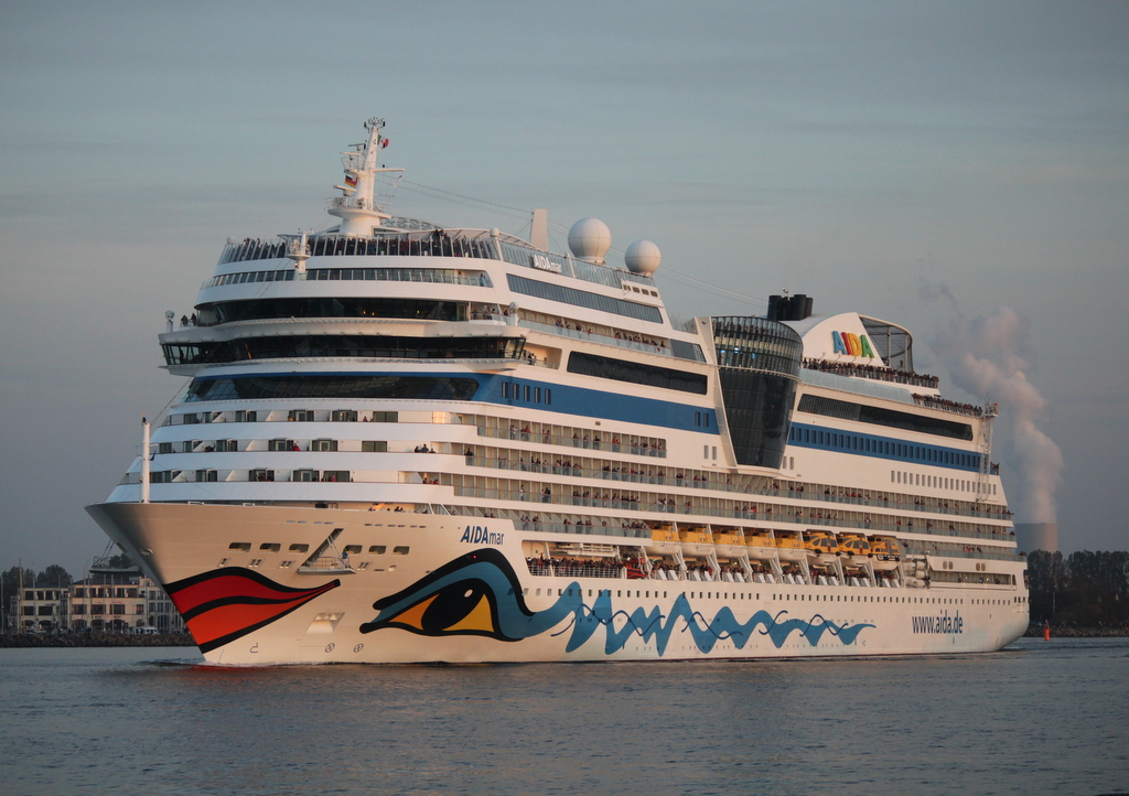 im Sonnenuntergang verließ die Aidamar den Hafen von Warnemünde mit Ziel Stockholm.06.10.2018 