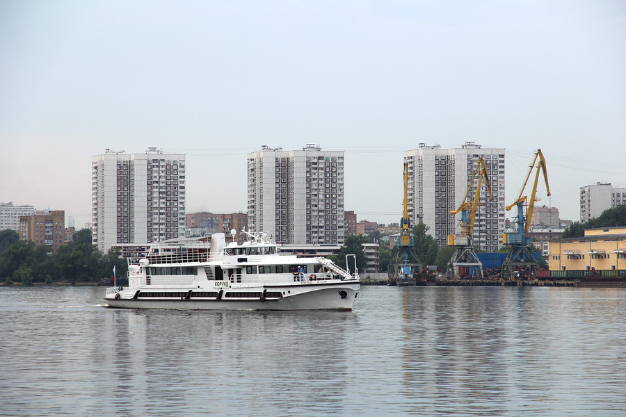 Im Süden Moskaus wurde das Schiff  Korund  vor der Kulisse von Wohnbebauung nebst südlichem Frachthafen abgelichtet.
Aufnahmedatum: 03.07.2016