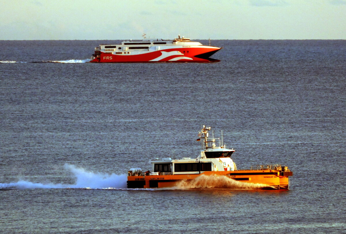 Im Vordergrund das 21m lange Schnellboot WINDCAT 42 am 19.10.22 vor Sassnitz. Im Hintergrud die Fähre SKANE JET.