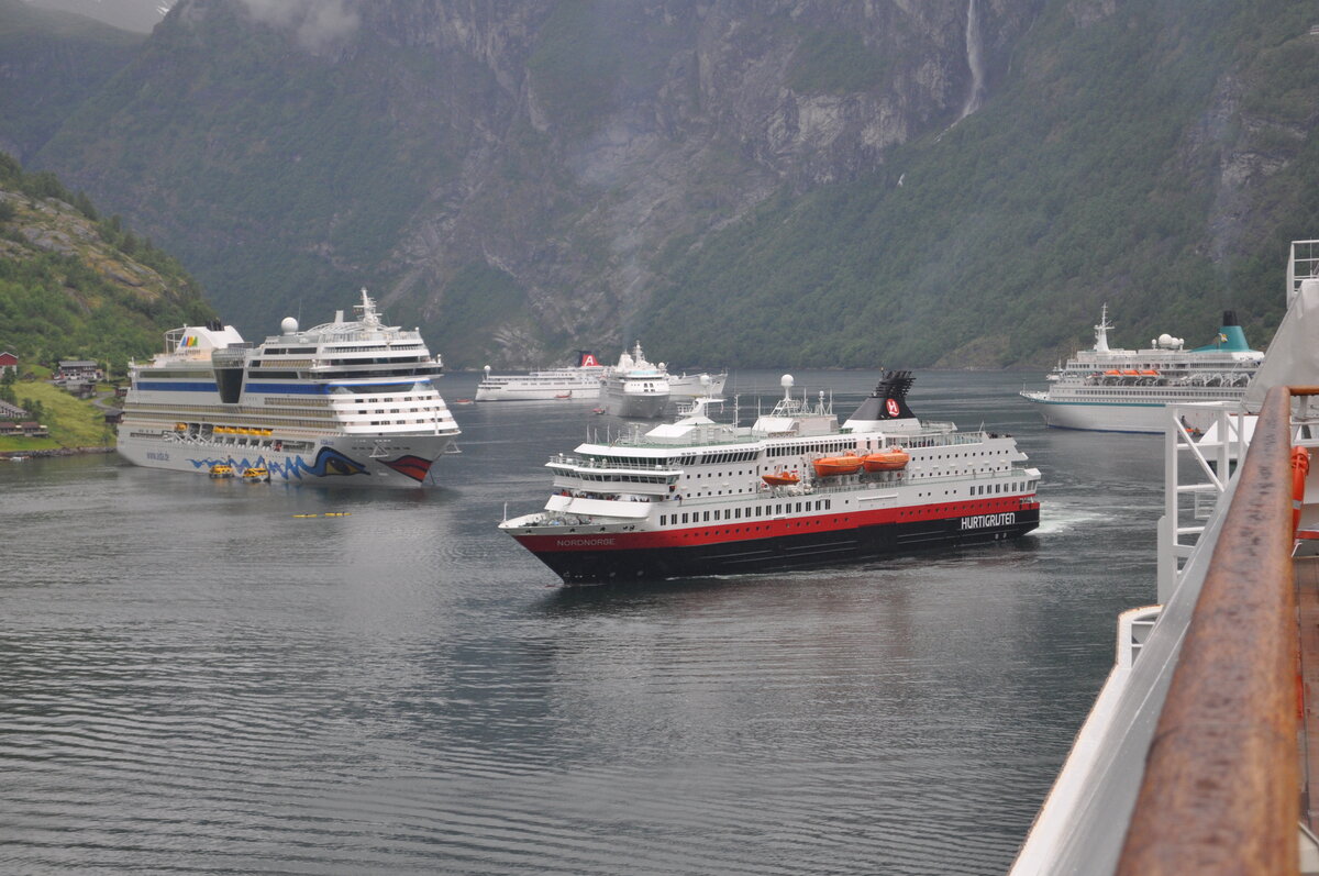 Im Vordergrund die Nordnorge (IMO 9107784) und die AIDAmar (IMO 9490052) zusammen mit noch vielen anderen am 26.06.2012 im Geiranger Fjord