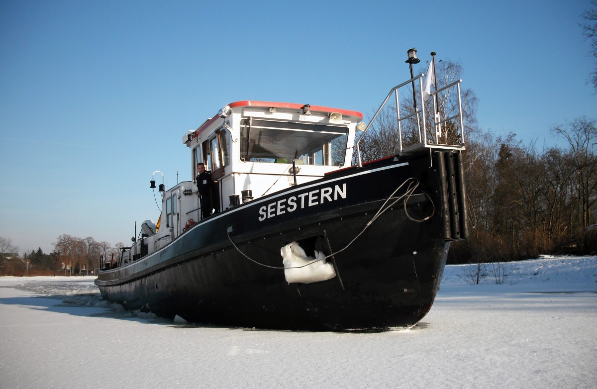 Im Winter 2011 schiebt sich der Eisbrecher SEESTERN  vom WSA Brandenburg auf das Eis der Havel bei Rathenow.Foto 04.01.2011 vom Eisbrecherariv Mineif.Frohe Weihnacht allen Eisbrecherfans.