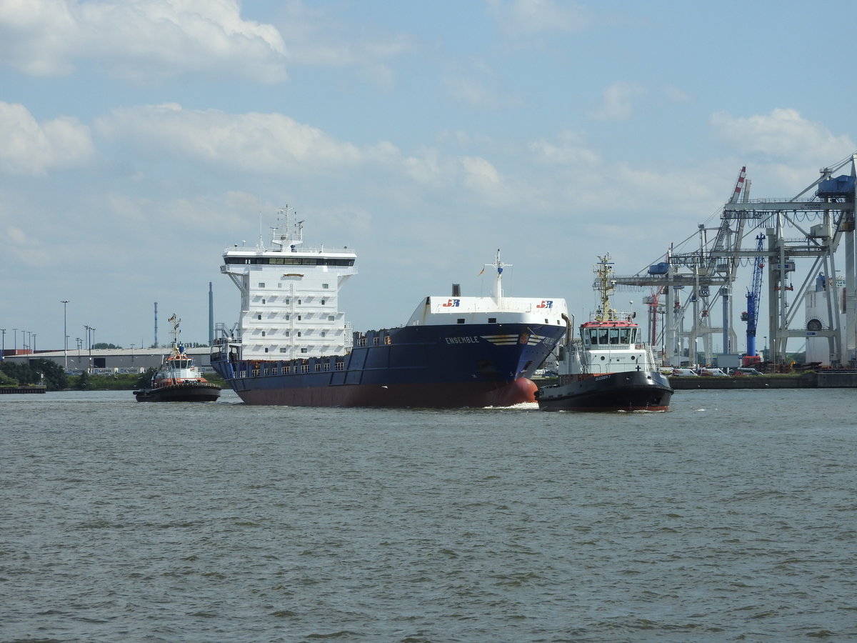 IMO Nr. 932212 das Contianer Schiff  Ensemble  Beim Wendemanöver im hamburger Hafen am 21.07.2017