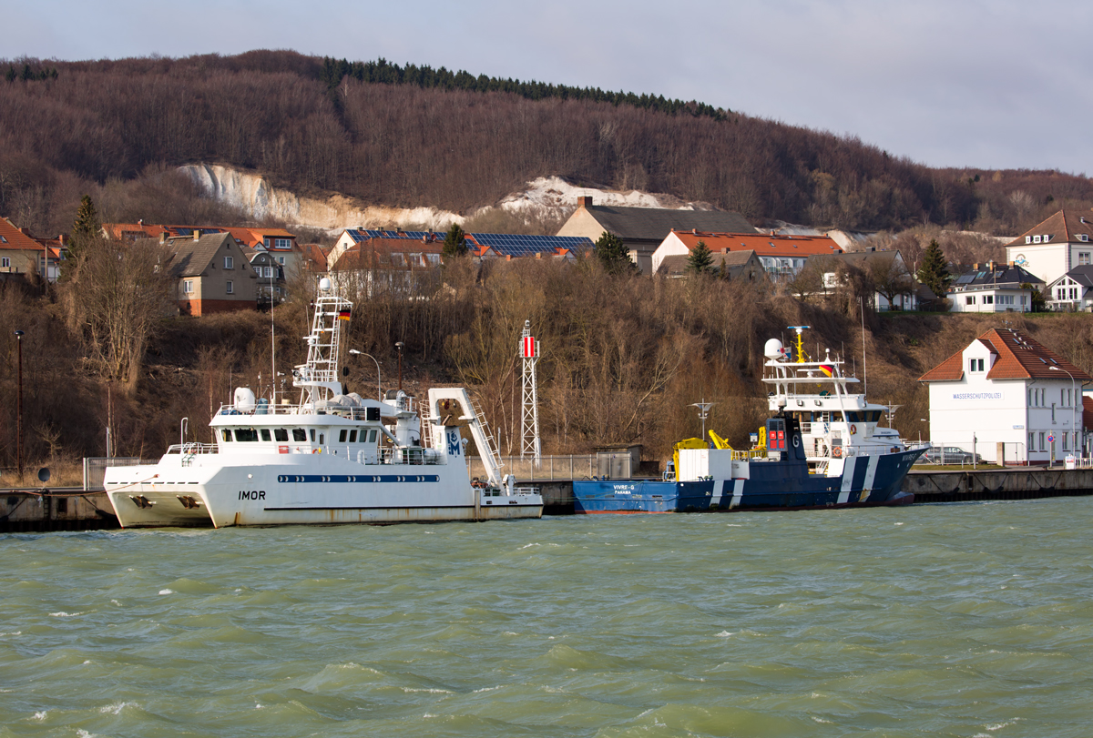 IMOR (IMO 9212565) und VIVREG (IMO 8650904) im Hafen von Sassnitz. - 11.04.2018
