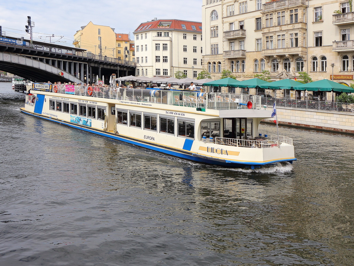 In Berlin Mitte am 11. Juni 2022 nahe der Friedrichstrasse fährt das Fahrgastschiff Europa.