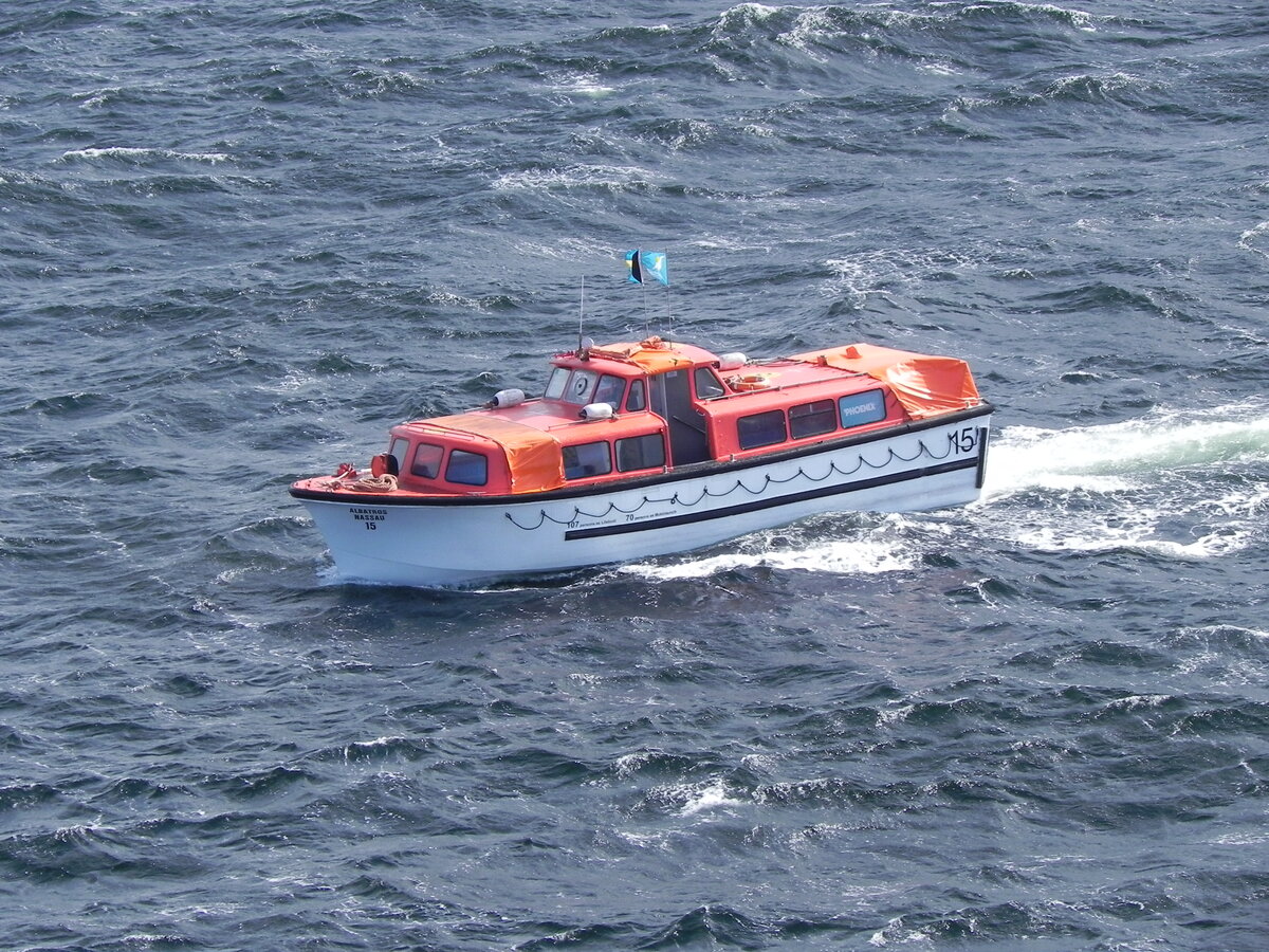 In der Bucht von Oban in Schottland am 11.09.2012. Für einen Landgang war die See zu rau. Bei einem oder zwei Gläsern Glenfiddich haben wir uns die schottische Hafenstadt vom Deck der MS ALBATROS aus angesehen. Ein Tenderboot kehrt von einer Erkundungsfahrt zurück.
