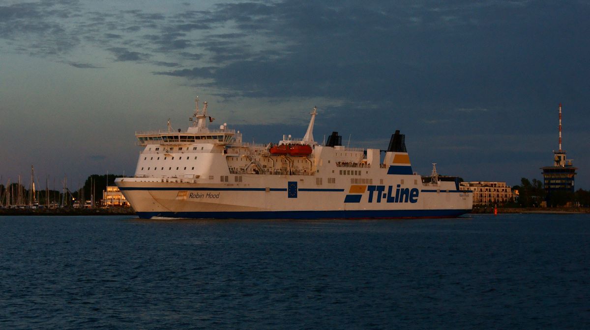 In der Dämmerung des 11.06.2016 verlässt die Fähre Robin Hood auf dem Weg von Rostock nach Trelleborg (Anmerkung für Admin: auf ca. 16:9 verkleinert)