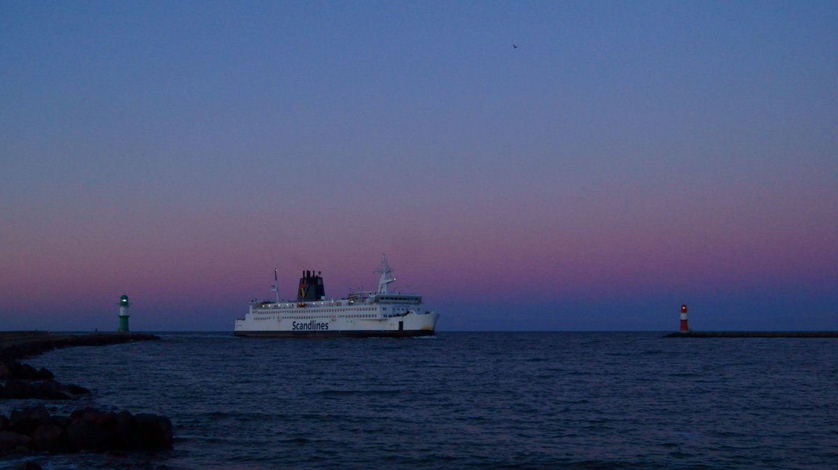 In der Dämmerung des 16.01.2017 fuhr die Kronprins Frederik auf dem Weg von Gedser nach Rostock durch die Warnowmündung. Als Reserve wird das Schiff auch nach Inbetriebnahme der Kopenhagen im Dienste von Scandlines bleiben.