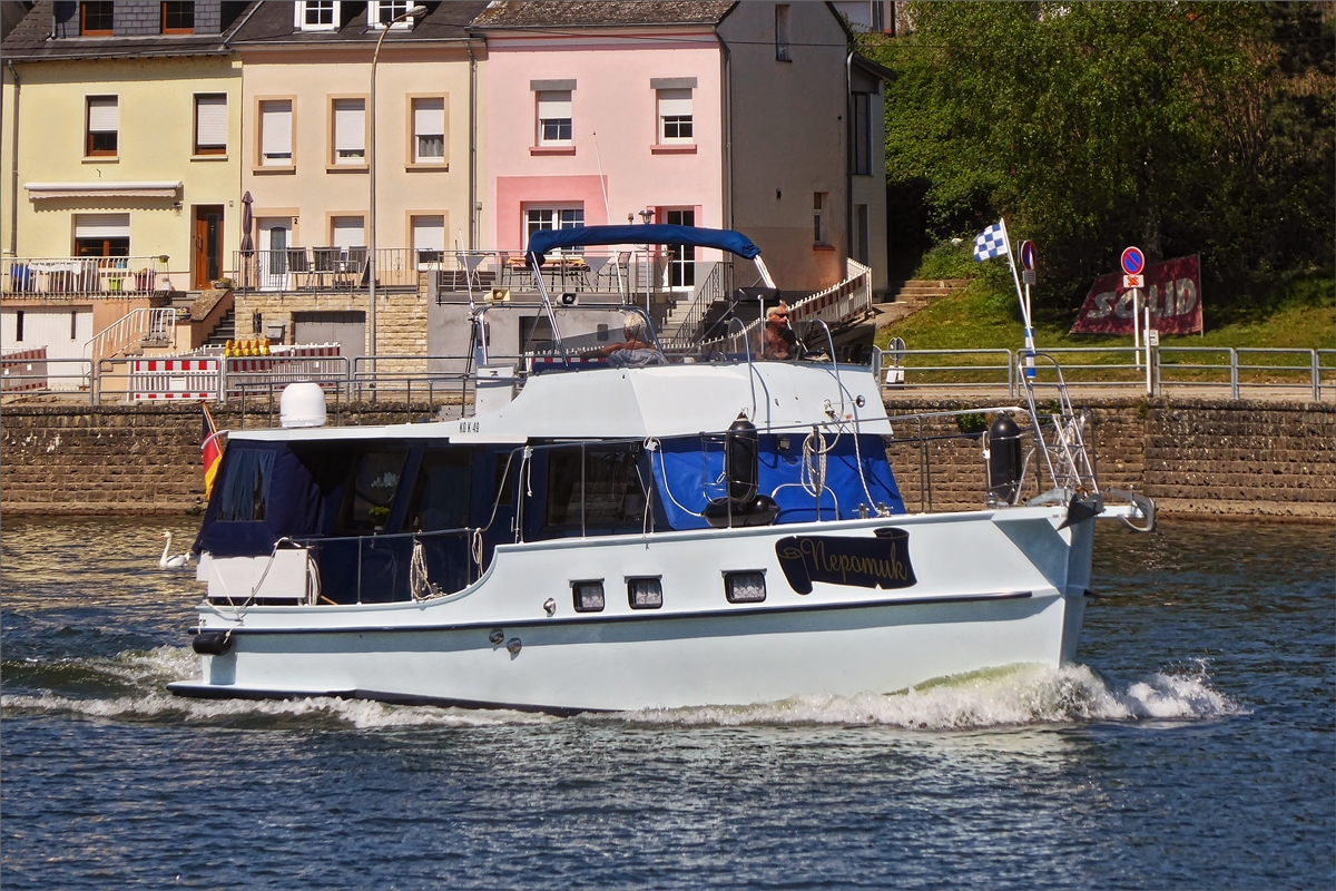 In gemütlichem Tempo fährt das Motorboot „Nepomuk  auf der Mosel an Wasserbillig vorbei.  21.04.2019