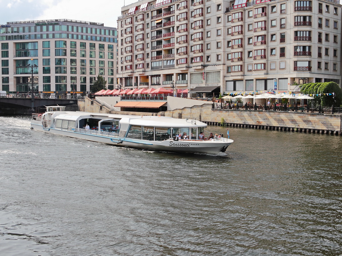 In Höhe der Berliner Friedrichstr. durchfährt das Fahrgastschiff  Sanssouci  die Spree, gesehen am 20. Juni 2017.