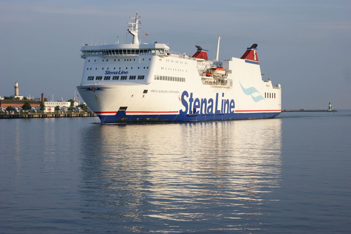 In der Morgensonne des 05. Juli 2015 erreicht das Fährschiff Mecklenburg-Vorpommern auf dem Weg von Trelleborg nach Rostock in Kürze den Rostocker Seehafen.