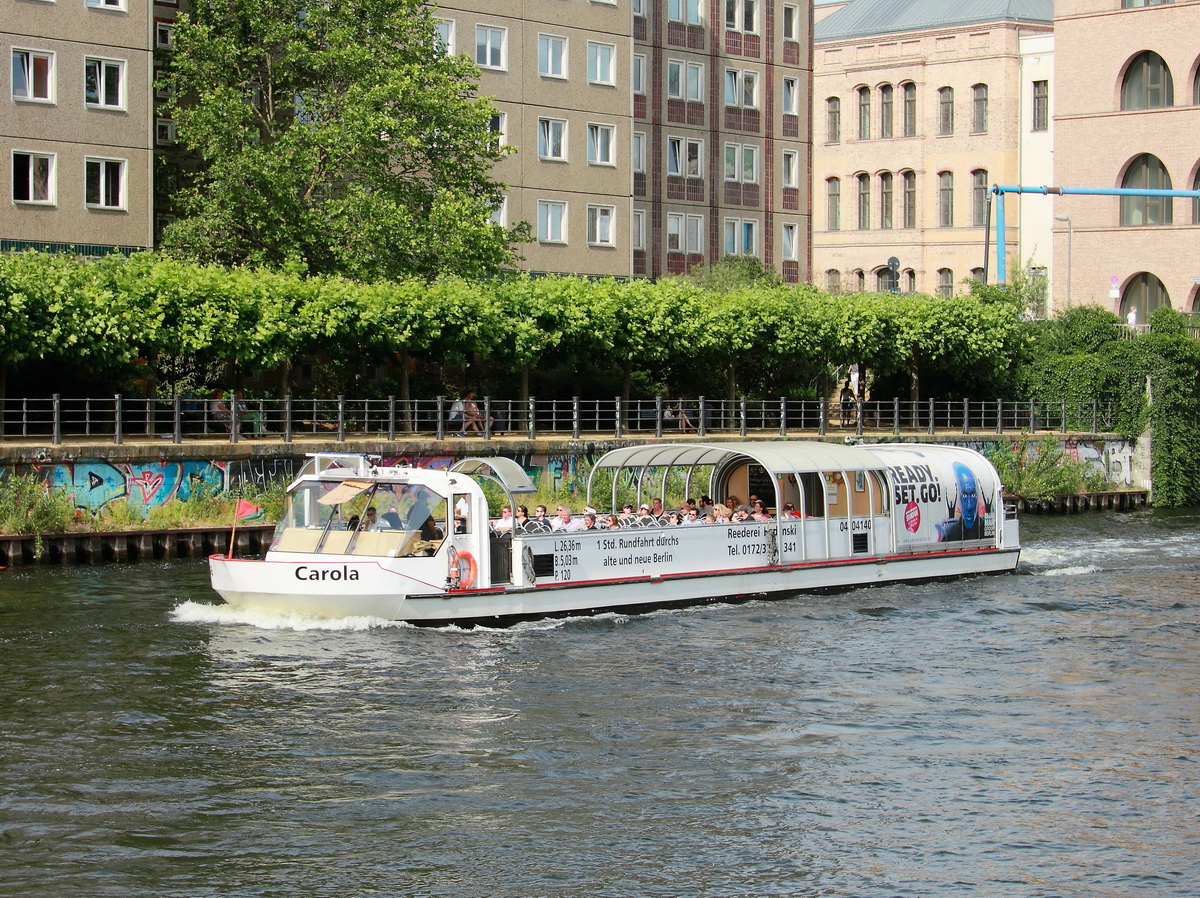 In Richtung Innenstadt von Berlin  durchfährt das Fahrgastschiff  Carola  die Spree am 20. Juni 2017 kurz vor der Friedrichstr. 
