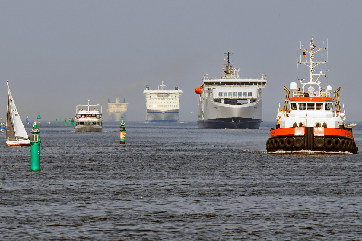 In Rostock-Warnemünde einlaufend (30.08.2017): Schlepper LINGESTROOM, Fährschiff COPENHAGEN, TT-Line-Fähre NILS HOLGERSSON, Fährschiff SKANE