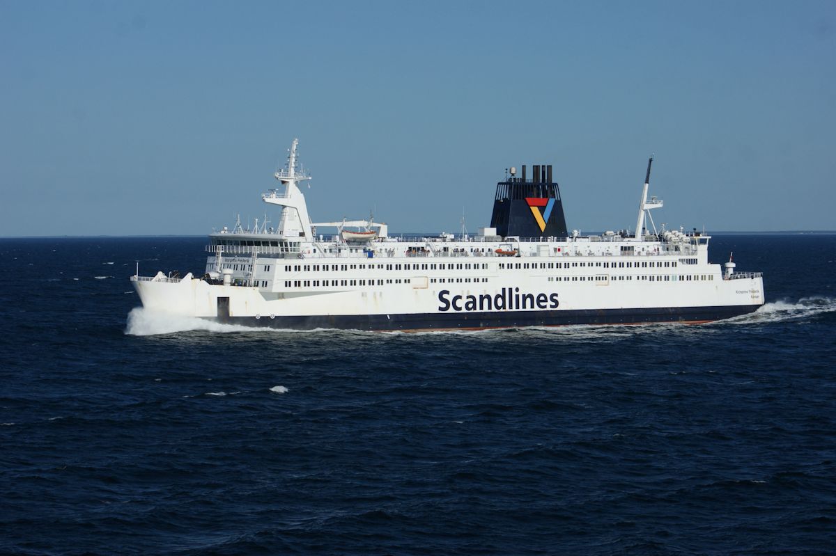 In voller Fahrt ist die Kronprins Frederik am 06.06.2016 von Warnemünde nach Gedser unterwegs. Aufgenommen wurde sie vom entgegenkommenden Fährschiff Berlin. Die Position ist nur geschätzt.