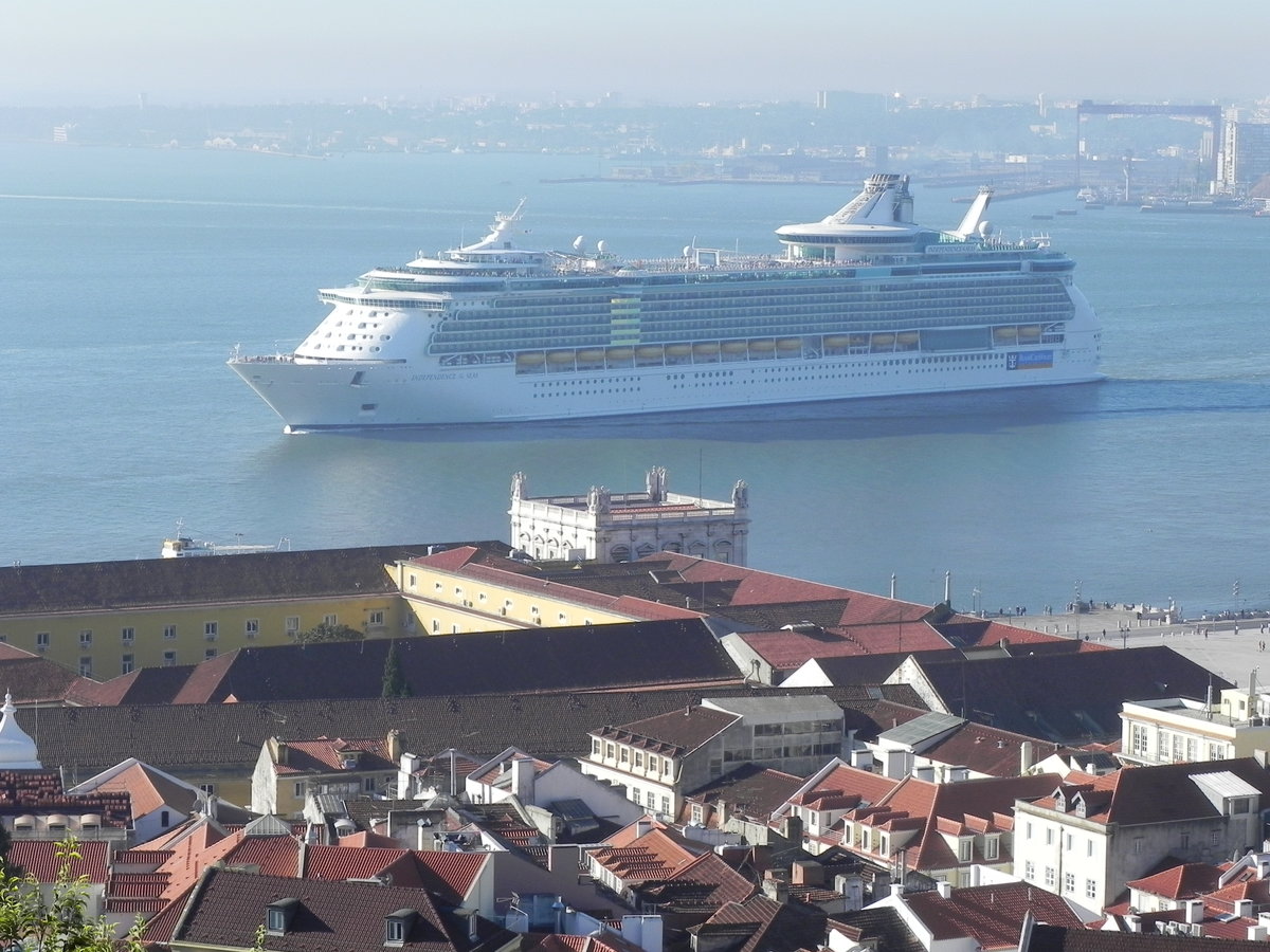  Indipendence of the Seas  läuft am 05.10.2017 in den Hafen von Lissabon ein.