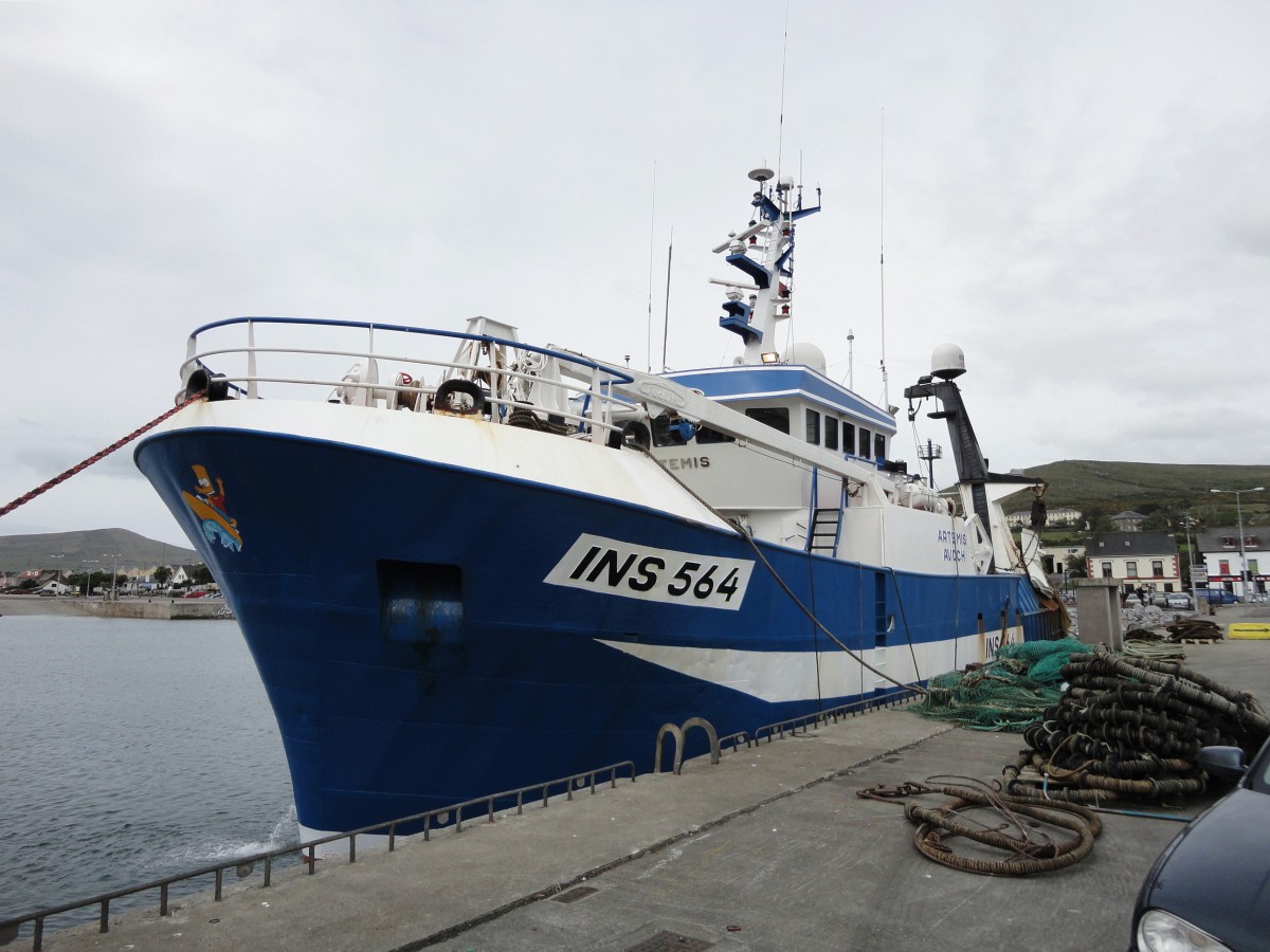 INS 564, ARTEMIS AVOCH (IMO 9119713) am 16.5.2012 in Dingle, Irland / 
Ex-Name: CHALLENGE II (bis 03/2012)
Fischtrawler / GT 399 / Lüa 27,69 m / 977 HP / 1995 bei Macduff Shipyard, Macduff, UK /  Flagge: UK, Heimathafen: Inverness, Schottland /
