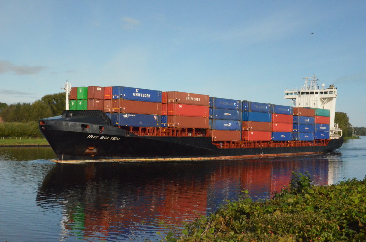 Iris Bolten,Containerschiff, Heimathafen Madeira, IMO 9369007, Länge: 139,60, Breite: 22,20 m, Tiefgang: 7,36 m,
Baujahr: 2008, Bauwerft: Detlef Hegemann Rolandwerft GmbH & Co.KG, Berne. Auf dem NOK bei Schachtaudorf  am 09.10.17.

