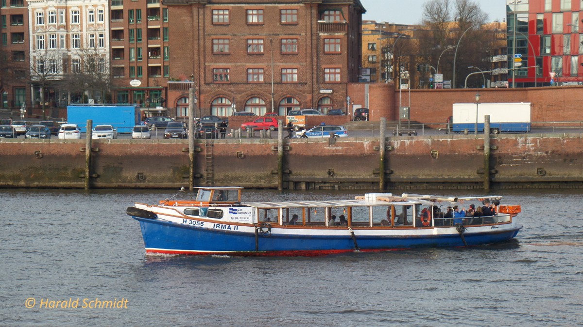 IRMA II 8H 3055) am 18.1.2014, Hamburg, Elbe Höhe Altona Fischmarkt /
Barkasse / Lüa 18,0 m B 4,0 m, Tg 1,3 m / 1 Diesel, 163 PS / 99 Pass. /1959 bei Het Noorden, Groningen/NL /
