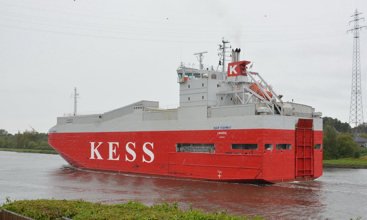 ISAR HIGHWAY, Autotransporter Kess, IMO 9195145, Länge: 100 m, Breite: 20 m, Geschwindigkeit: 15,5 Knoten, Baujahr: 2000, Bauwerft: Rolandwerft, Berne, Flagge: Zypern.  Am 05.10.17 bei Schachtaudorf am NOK.