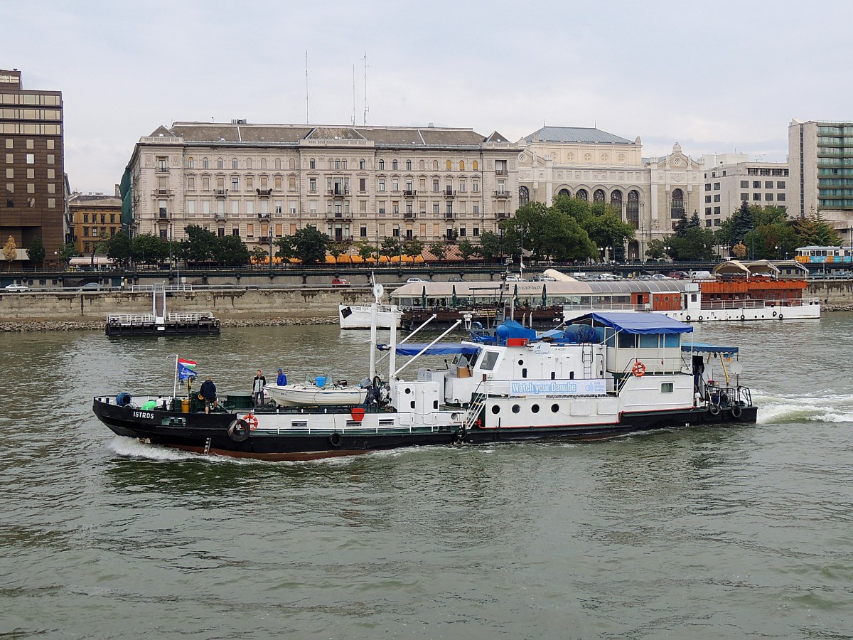ISTROS(46000541; L=32, B=6,8mtr.; Besatzung ca.10Pers; 265kW; Bj.1986)passiert anlässlich ihrer Donau-Untersuchungsfahrt Budapest; 130826