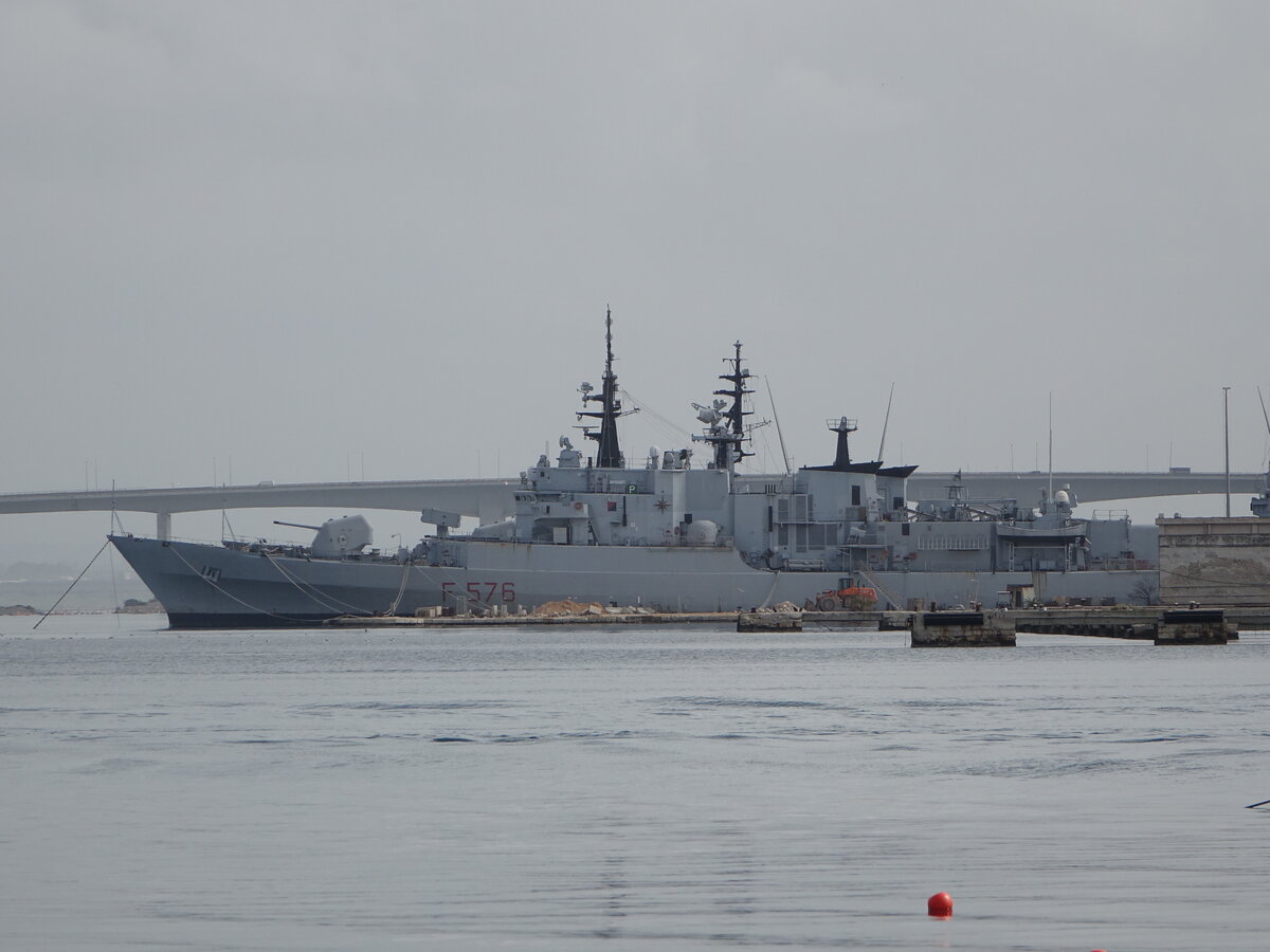 Italienische Fregatte Espero F576 der Maestrale-Klasse im Hafen von Taranto, Stapellauf 
19. November 1983, Fincantieri-Werft in Riva Trigoso (01.03.2023)