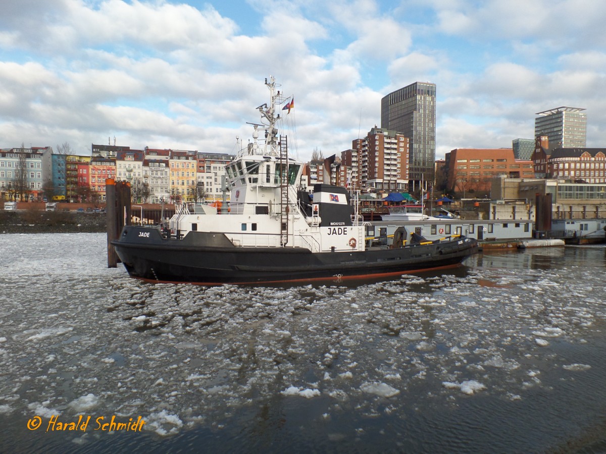 JADE (2) (IMO 9212278) am 9.1.2016, Hamburg, Elbe, Schlepperponton St. Pauli / 
Schlepper / 518 BRT / Lüa 33,46 m, B 13,1 m, Tg 5,65 m / 2 MaK-Diesel, ges. 5000 kW (6.800 PS), 13 kn, 71 t Pfahlzug / gebaut 2000 bei Hitzler, Lauenburg für URAG Bremen / Flagge: D, Heimathafen Bremen /
