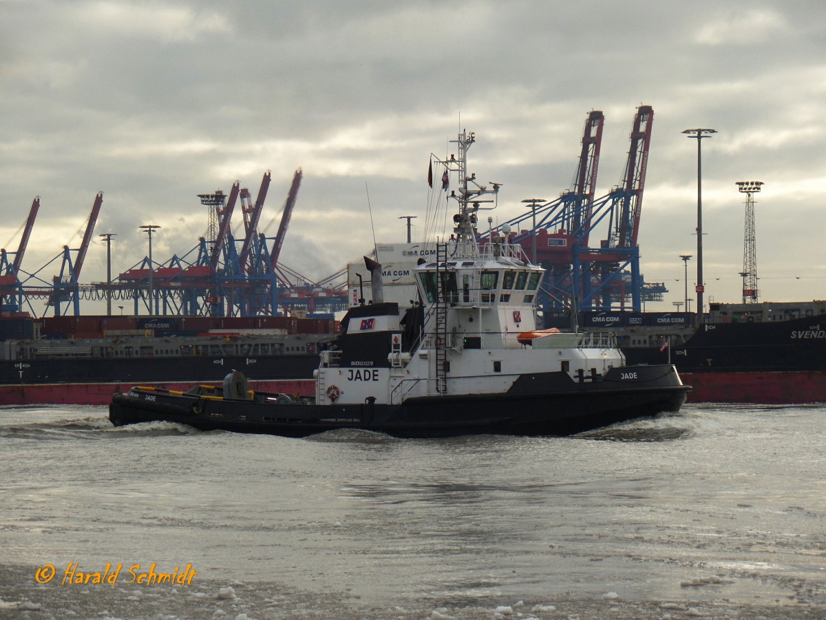 JADE (2) (IMO 9212278) am 9.1.2016, Hamburg, Elbe, Höhe Athabaskakai / 
Schlepper / 518 BRT / Lüa 33,46 m, B 13,1 m, Tg 5,65 m / 2 MaK-Diesel, ges. 5000 kW (6.800 PS), 13 kn, 71 t Pfahlzug / gebaut 2000 bei Hitzler, Lauenburg für URAG Bremen / Flagge: D, Heimathafen Bremen /
