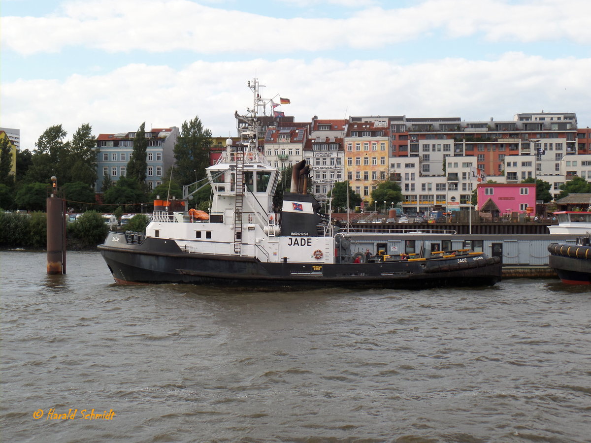 JADE (2) (IMO 9212278) am 4.8.2017, Hamburg, Elbe, Schlepperponton St. Pauli / 

Schlepper / 518 BRT / Lüa 33,46 m, B 13,1 m, Tg 5,65 m / 2 MaK-Diesel, ges. 5000 kW (6.800 PS), 13 kn, 71 t Pfahlzug / gebaut 2000 bei Hitzler, Lauenburg für URAG Bremen / Flagge: D, Heimathafen Bremen /
