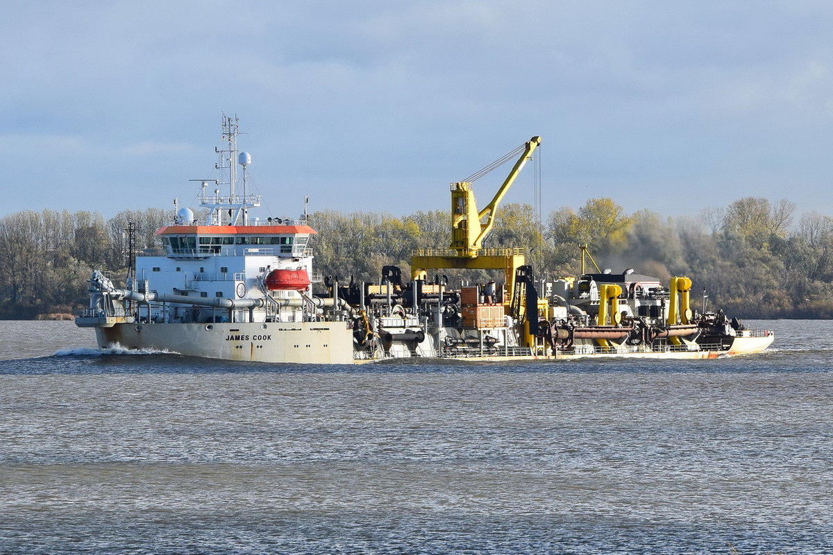 JAMES COOK , Saugbagger , IMO 9020261 , Baujahr 1992 , 140.4 × 25.5m , 02.11.2018 Grünendeich