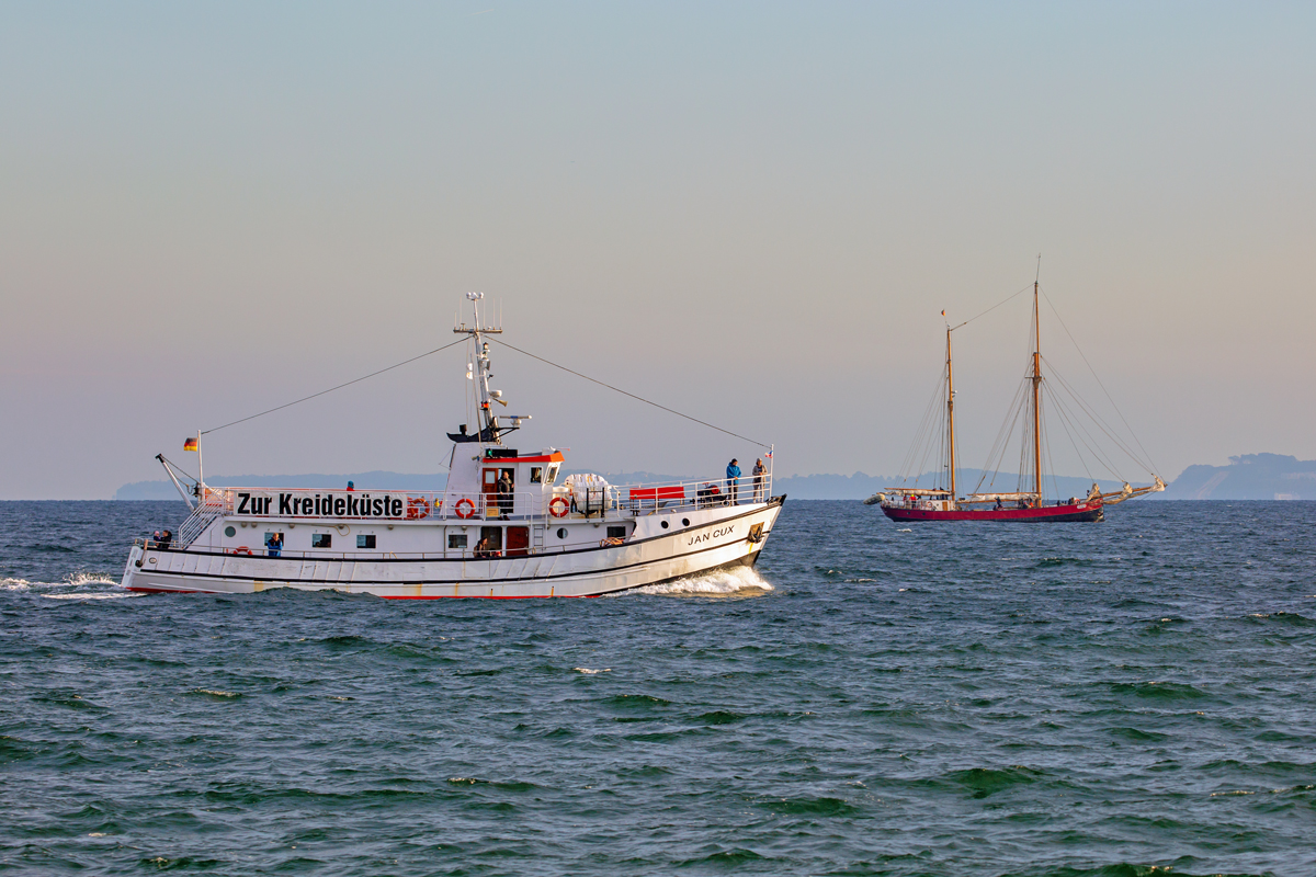 JAN CUX vor Sassnitz, im Hintergrund der Zweimaster LOVIS. - 10.10.2021