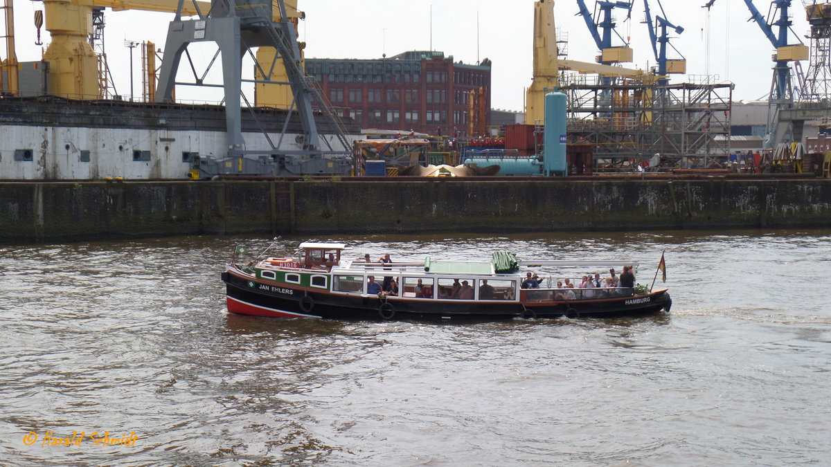 JAN EHLERS (H 3016) am 23.5.2017, Hamburg, Elbe vor Blohm + Voss /
Ex-Name: ADOLF 4 >JAN /
Rundfahrtbarkasse / Lüa 16,5 m, B 3,87 m, Tg  m / 1 Diesel, Iveco, 169 kW (230 PS) 2012 eingebaut / 53 Pass. / 1928 gebaut bei W.Schüler, Uetersen / 2010 bei Felz, HH-Finkenwerder sinksicher umgebaut / 2012 neu motorisiert / Eigner: Barkassen-Centrale Ehlers GmbH, Hamburg / Als „Postbarkasse Jan“ wurde sie vom Museum für Telekommunikation angemietet und fuhr bis 2009 durch den Hafen, um Post an Seeleute zu verteilen („Post für große Pötte“)
