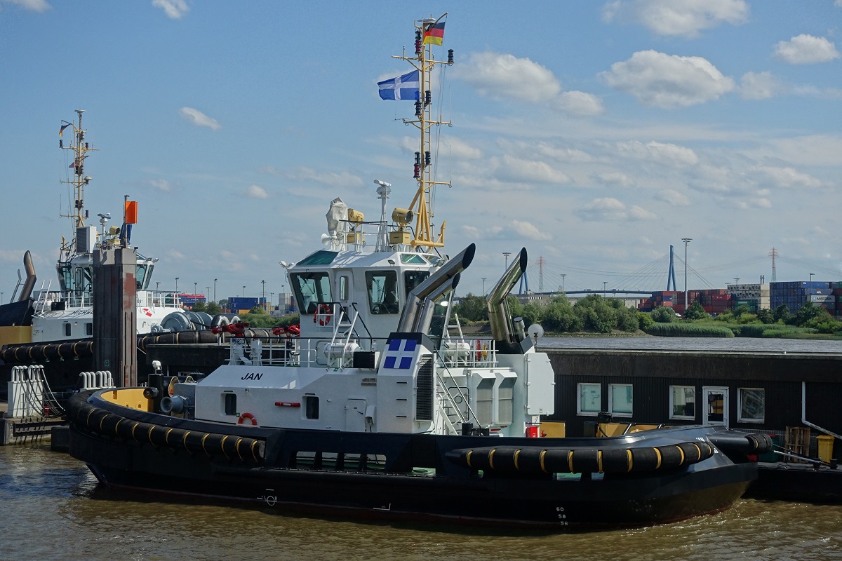 JAN (IMO 9681091) am 19.7.2019, Hamburg, Elbe, Schlepperponton Neumühlen / 
Seeschiffsassistenz-Schlepper / Damen ASD 2411 / GT 268 / Lüa 24,47 m, B 11,33 m, Tg 5,54 m / 2 Caterpillar-Diesel, ges. 4.200 kW (5710 PS), 2 Rolls Royce Ruderpropeller (Azimut) US 255, 13 kn, Pfahlzug 70 t / Eigner: Neue Schleppdampfschiffsreederei Louis Meyer, Hamburg / Flagge: Deutschland, Heimathafen: Hamburg / 22.7.2019 in Langzeit Bareboat-Charter an Fairplay Towage, umbenannt in FAIRPLAY XV und jetzt im Fairplay Design /
Er ist der siebte Schlepper dieses Typs im Hamburger Hafen (PETER, BUGSIER 22, VB PERFECT, VB PROMT, VB RASANT, VB RESOLUT)
