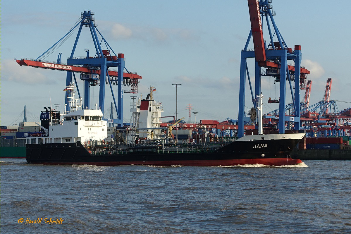 JANA (IMO 9330185) am 7.9.2020, Hamburg auslaufend, Elbe Höhe Övelgönne /
TMS / BRZ 1164 / Lüa 69,34 m, B 11,7 m, Tg 3,7 m / 1 Diesel, MAN B&W, 746 kW, 1015 PS, 1 Verstellpropeller, 11 kn / gebaut 2005 bei Mützelfeldtwerft, Cuxhaven Flagge: Deutschland, Heimathafen: Cuxhaven /
