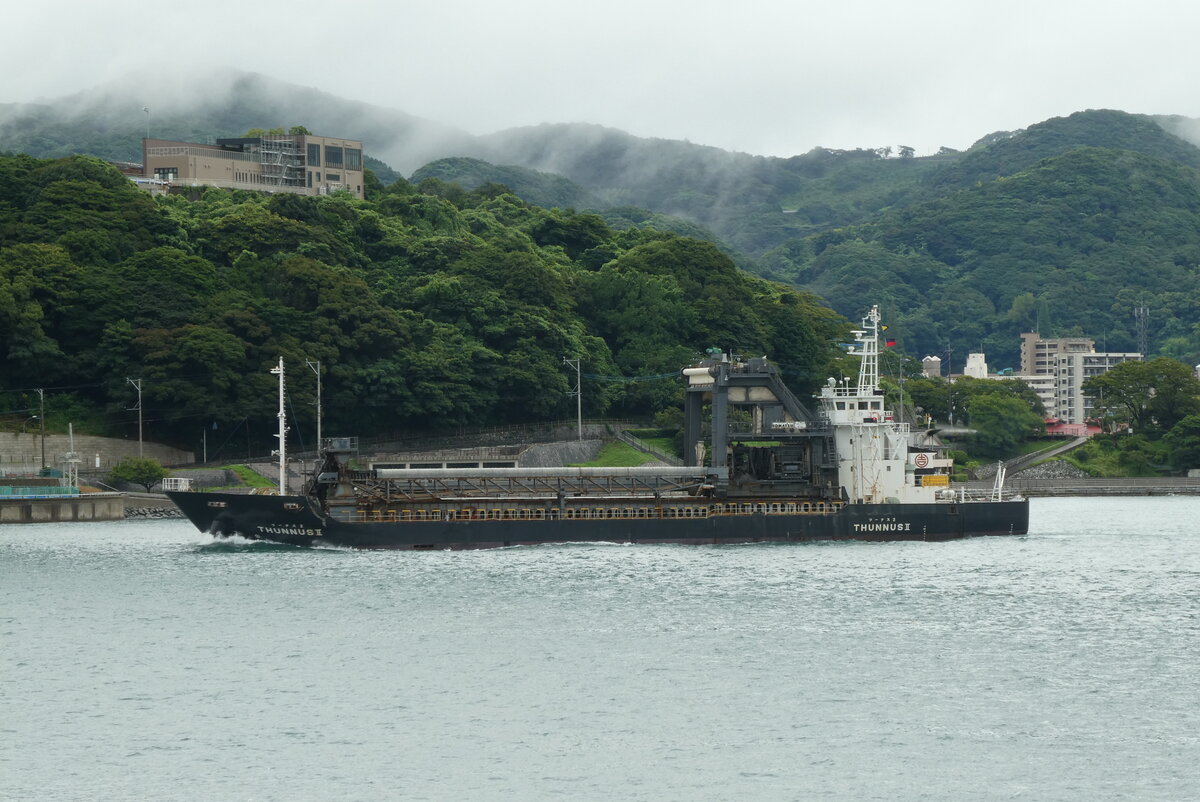 Japanische Binnen bulk carrie  THUNNUS II  im 13.08.2021, Kammon-Straße.