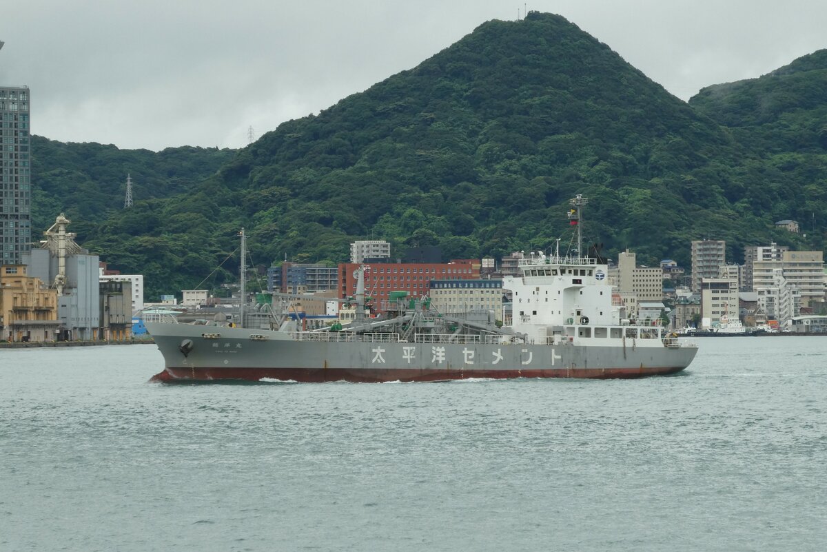 Japanische Binnenzementfrachter  KAKUYŌ MARU(鶴洋丸)  der TAIHEIYO CEMENT, im 13.08.2021, Kammon-Straße.