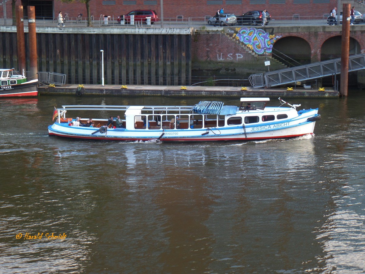 JESSICA ABICHT  (ENI 05103700) am 9.9.2015, Hamburg, Elbe im Zollkanal /

Barkasse / Lüa 19,31 m, B 4,66 m, Tg 1,59 m / 136 kW, 185 PS / 116 Pass. / 1958 bei Bonné, Hamburg, 2009 bei Behrens, HH-Finkenwerder, Umbau zur Sinksicherheit / Rainer Abicht Elbreederei, Hamburg /
