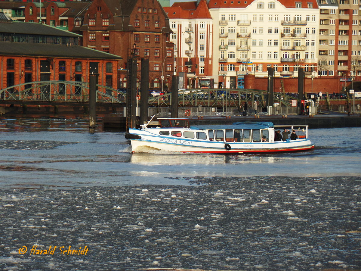 JESSICA ABICHT  (ENI 05103700) am 9.1.2016, Hamburg, Elbe vor dem Fischmarkt /

Barkasse / Lüa 19,31 m, B 4,66 m, Tg 1,59 m / 136 kW, 185 PS / 116 Pass. / 1958 bei Bonné, Hamburg, 2009 bei Behrens, HH-Finkenwerder, Umbau zur Sinksicherheit / Rainer Abicht Elbreederei, Hamburg /

