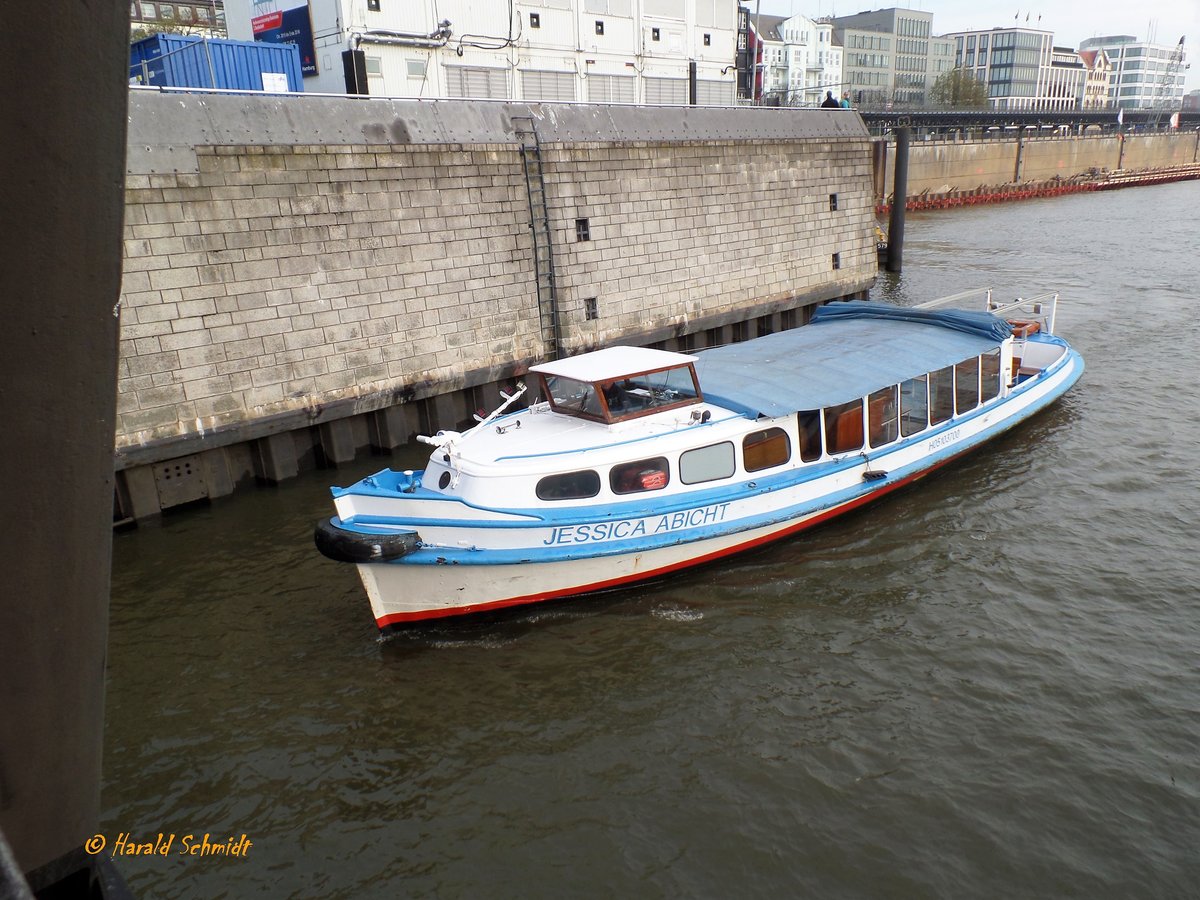 JESSICA ABICHT  (ENI 05103700) am 13.11.2016, Hamburg, Elbe Hinterkante Landungsbrücken  /

Barkasse / Lüa 19,31 m, B 4,66 m, Tg 1,59 m / 136 kW, 185 PS / 116 Pass. / 1958 bei Bonné, Hamburg, 2009 bei Behrens, HH-Finkenwerder, Umbau zur Sinksicherheit / Rainer Abicht Elbreederei, Hamburg /
