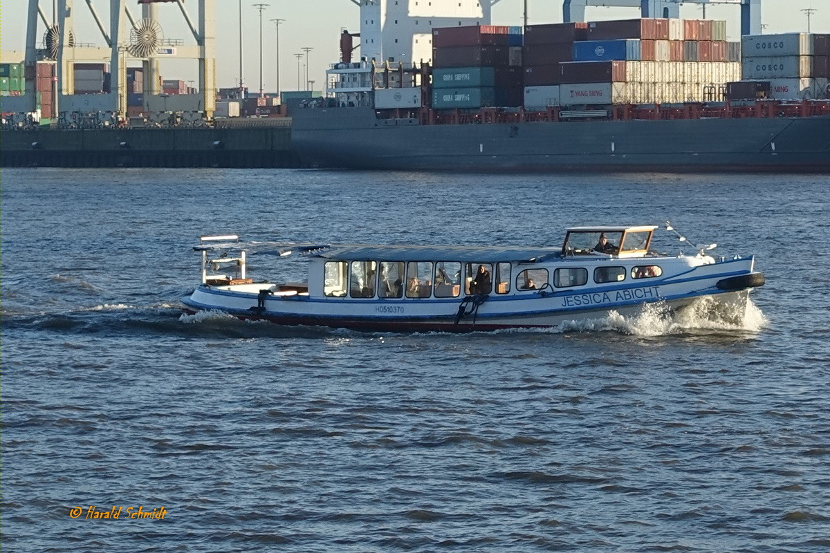 JESSICA ABICHT  (ENI 05103700) am 17.12.2022, Hamburg, Elbe Höhe Neumühlen  /

Barkasse / Lüa 19,31 m, B 4,66 m, Tg 1,43 m / 136 kW, 185 PS / 60 Pass. / 1958 bei Bonné, Hamburg, 2009 bei Behrens, HH-Finkenwerder, Umbau zur Sinksicherheit / Rainer Abicht Elbreederei, Hamburg /
