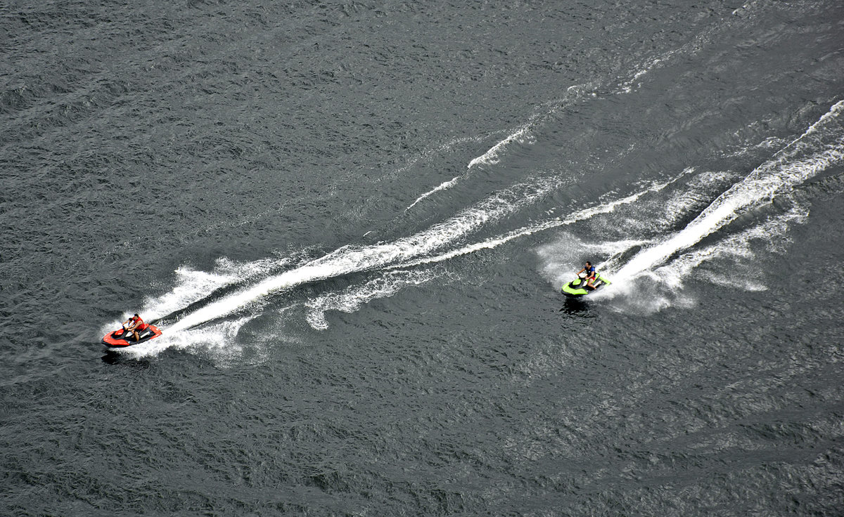 Jet-Boote im Hafen von Stockholm vom Rathausturm aus gesehen. Date: 27. July 2017.