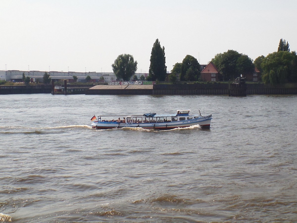 JETTE ABICHT (ENI 05104940) am 4.7.2015, Hamburg, Elbe Höhe Landungsbrücken /

Ex-Name: ALSTERTAL
Rundfahrt-Barkasse / Lüa 17,89 m, B 3,96 m, Tg 1,1 m / 77 kW /85 Fahrg. / 1925 bei E. Hinrichsen, Hamburg  / 2010 umgebaut (sinksicher) /
