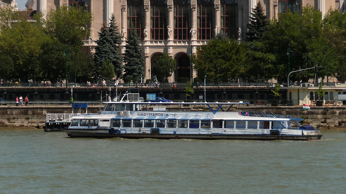 Jetzt gewendet: Die  Nagymaros  auf der Donau in Budapest, 7.8.16